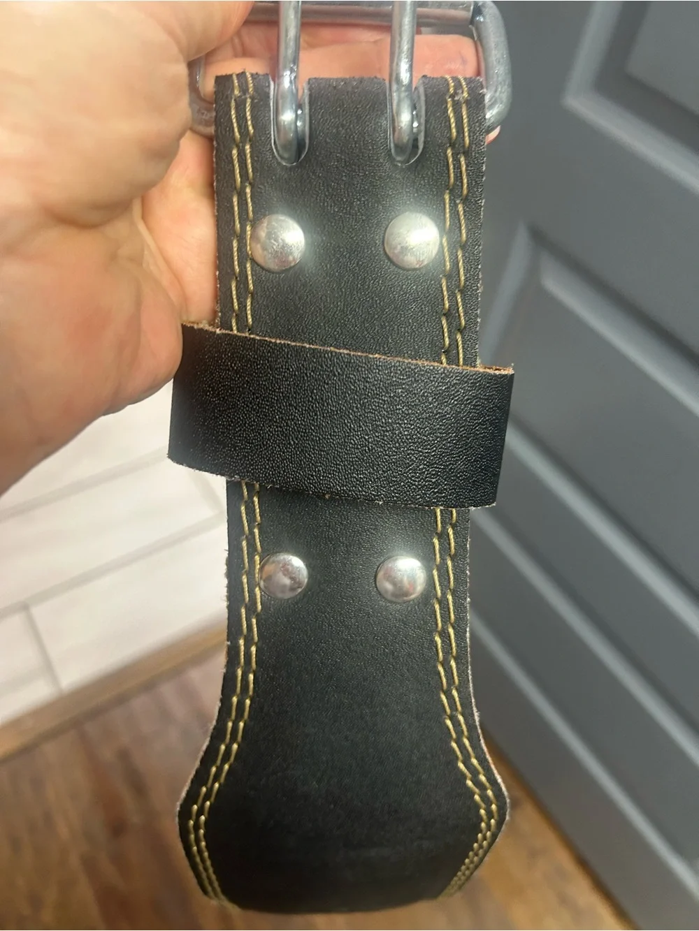 HARBINGER 4” leather weightlifting belt. Size Medium appears to be new?